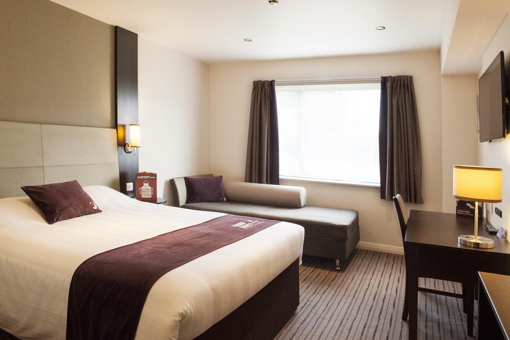Premier Inn London Romford Central Zewnętrze zdjęcie