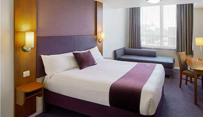 Premier Inn London Romford Central Zewnętrze zdjęcie
